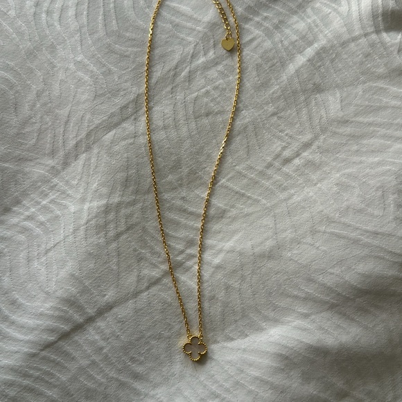 Gold mother of pearl clover necklace - Picture 2 of 2